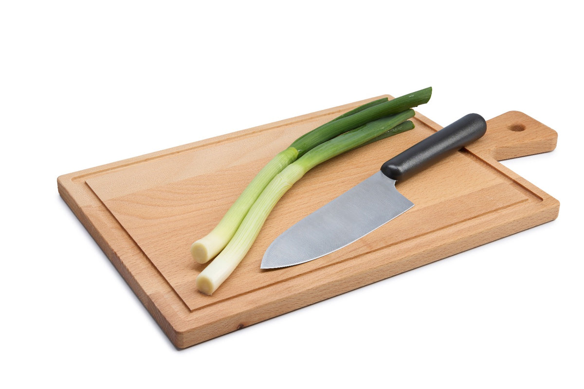 Rectangular beech wood cutting board with juice groove and handle – practical for carving, slicing and serving. Solid oiled beech is durable, hygienic and gentle on knives. Easy to carry from kitchen to table. Size: 400 x 230 x 15 mm.
